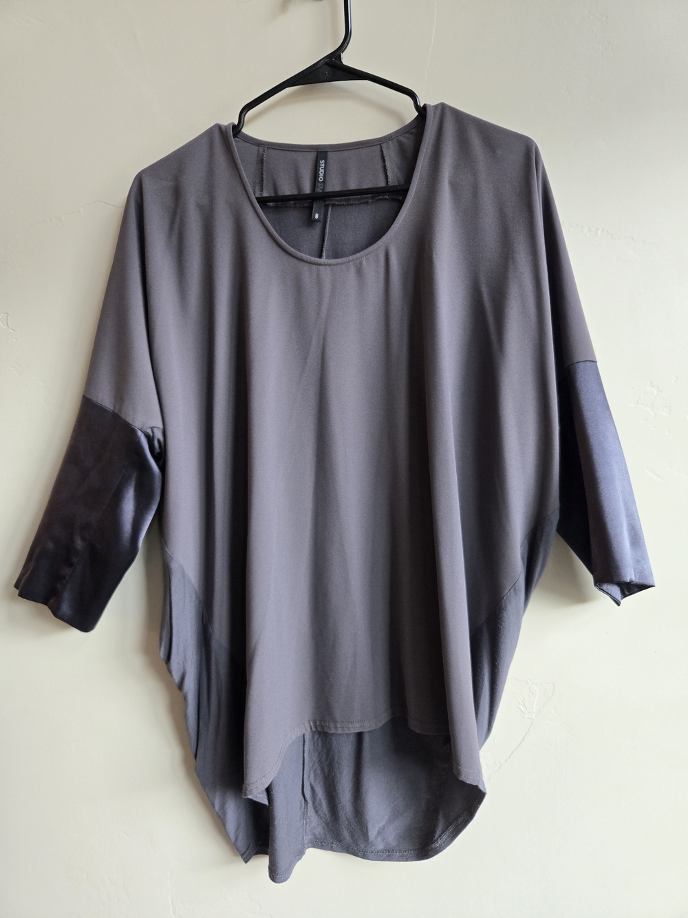 Women's Relaxed Scoop Neck Top in Gray/green/black